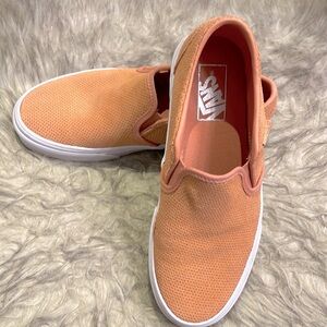 🍑 peach toned textured slip on Vans. Lightly worn